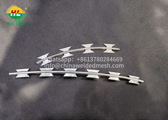 Lintstijl 450mm van het de Rechte Lijnconcertina van de Roldiameter het Scheermesdraad voor Bescherming